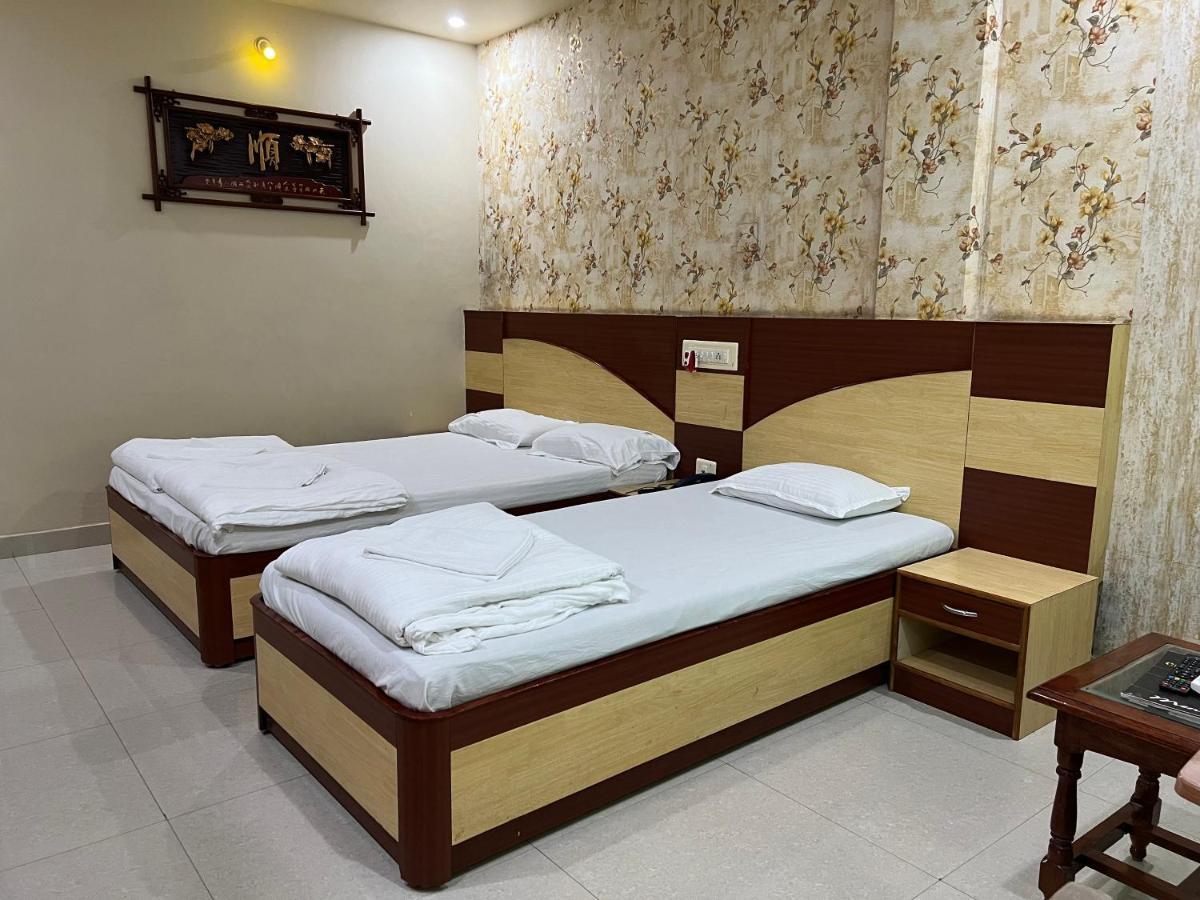 פורי Hotel Lee Garden Near To Blue Flag Beach 500 Mtrs מראה חיצוני תמונה