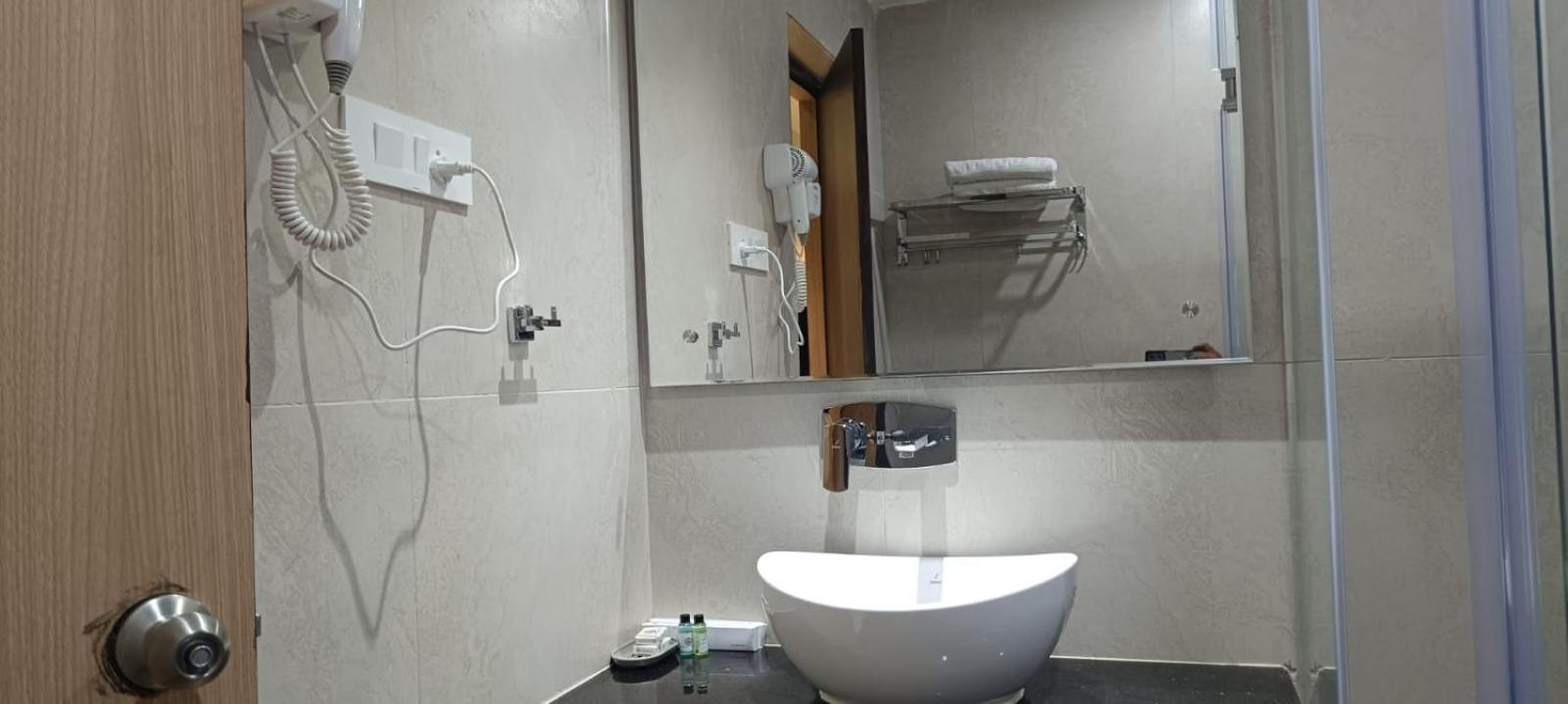פורי Hotel Lee Garden Near To Blue Flag Beach 500 Mtrs מראה חיצוני תמונה