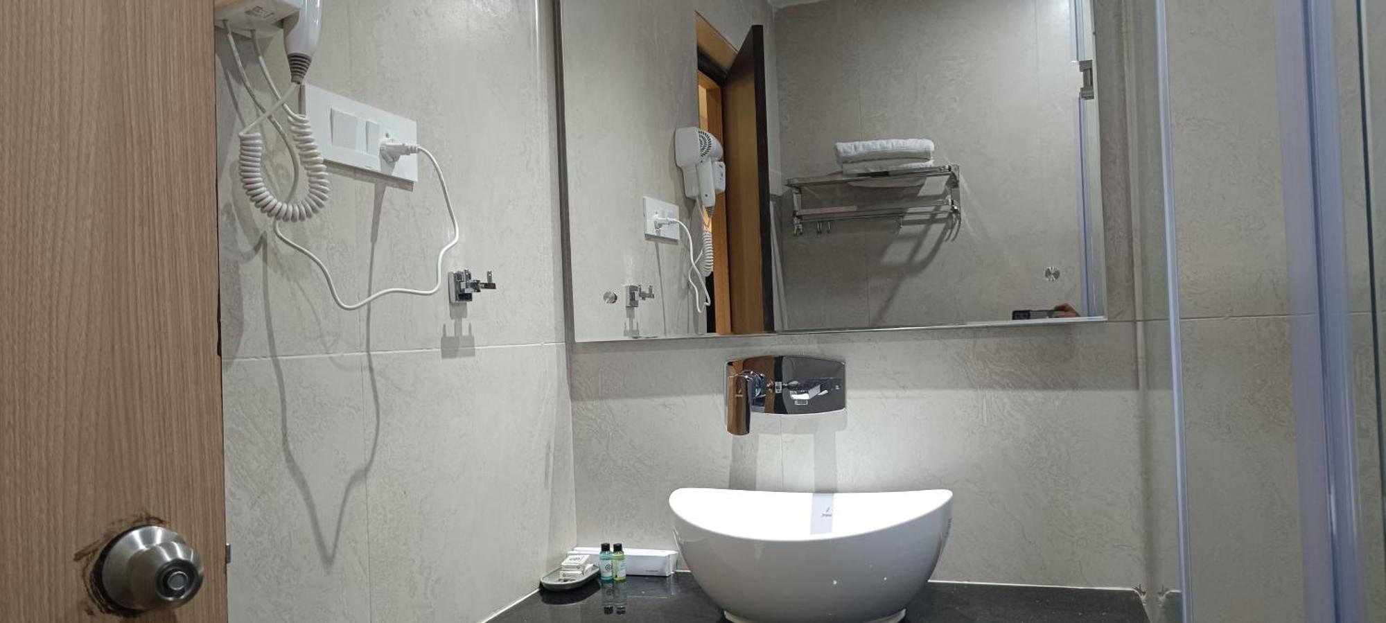 פורי Hotel Lee Garden Near To Blue Flag Beach 500 Mtrs מראה חיצוני תמונה