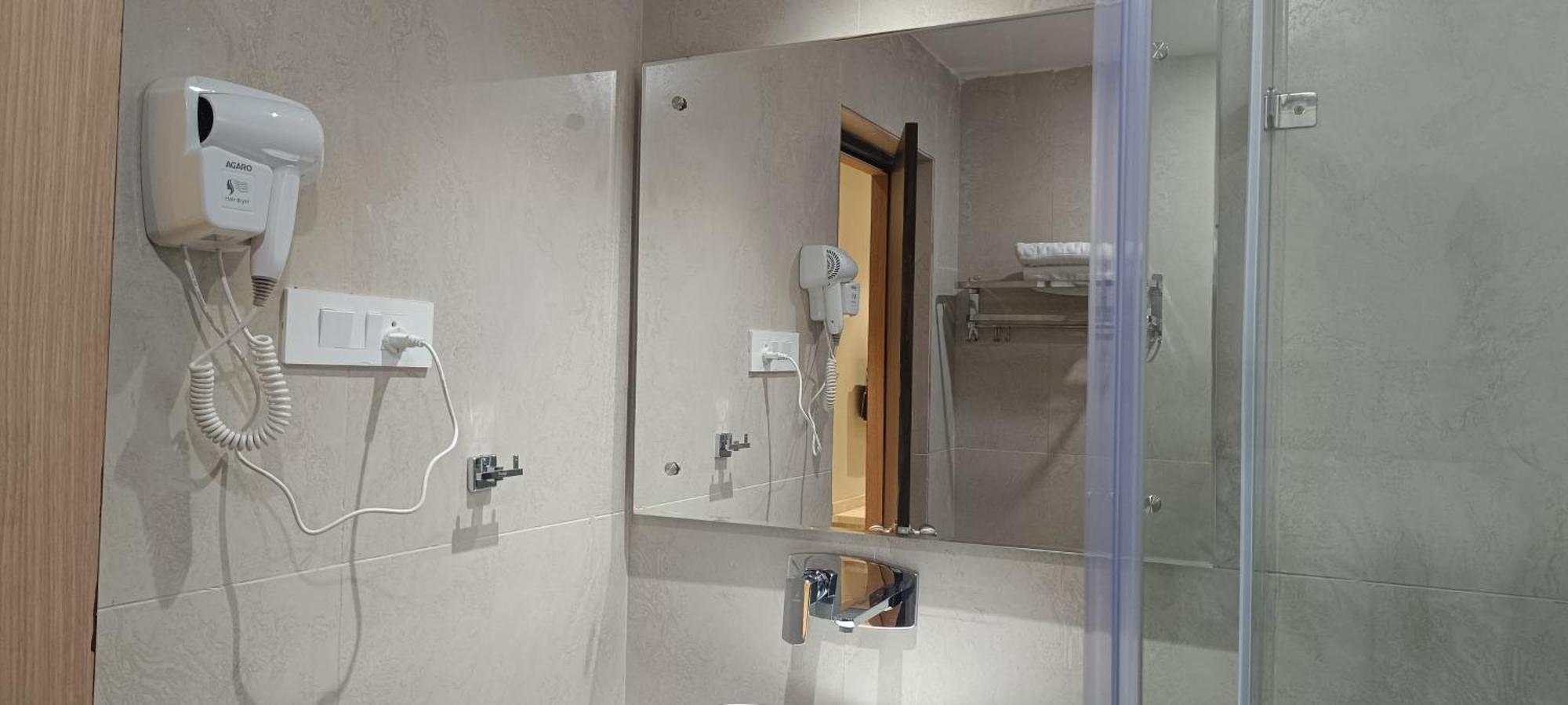 פורי Hotel Lee Garden Near To Blue Flag Beach 500 Mtrs מראה חיצוני תמונה